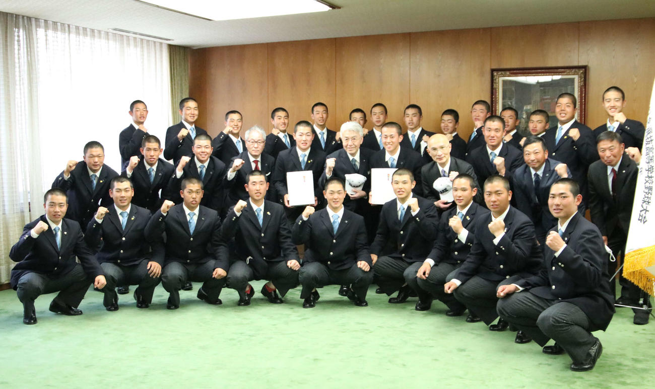 北海道庁で行われた選抜高校野球大会出場報告・激励会に出席したクラークの選手ら（撮影・山崎純一）