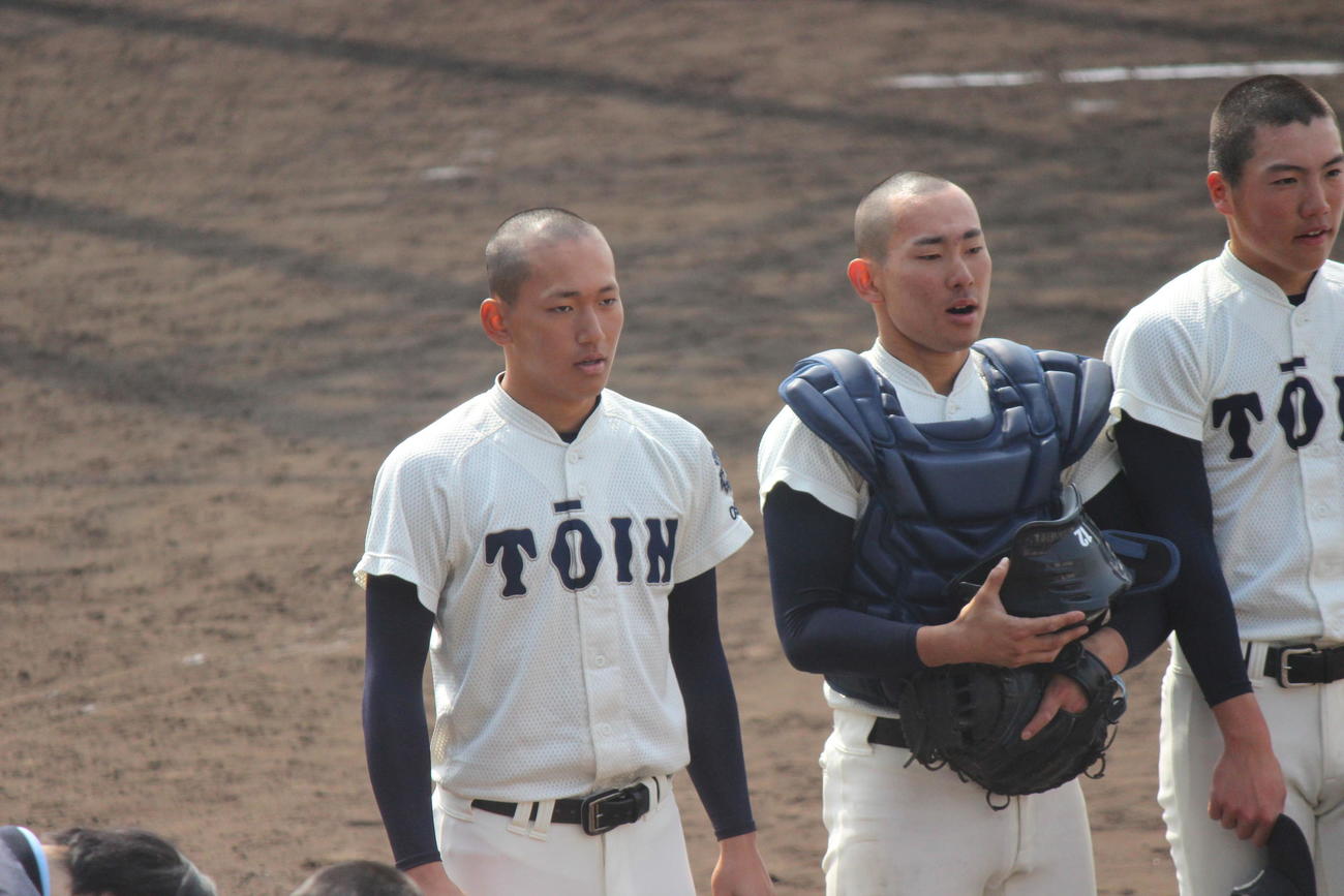 関西学院対大阪桐蔭　勝利後に整列する大阪桐蔭・前田悠伍主将（撮影・柏原誠）