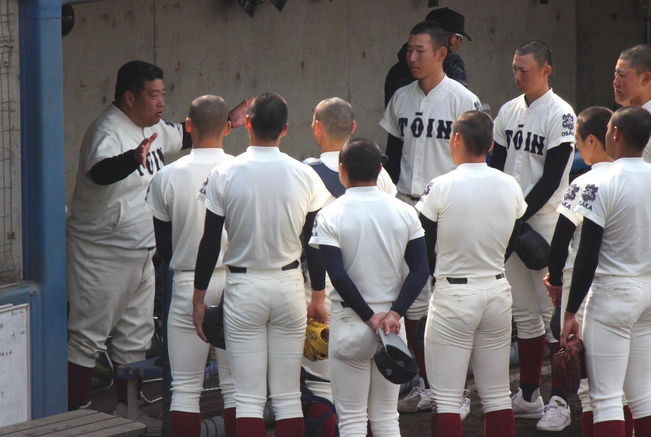 関西学院対大阪桐蔭　試合後にミーティングを行う大阪桐蔭・西谷監督（撮影・柏原誠）