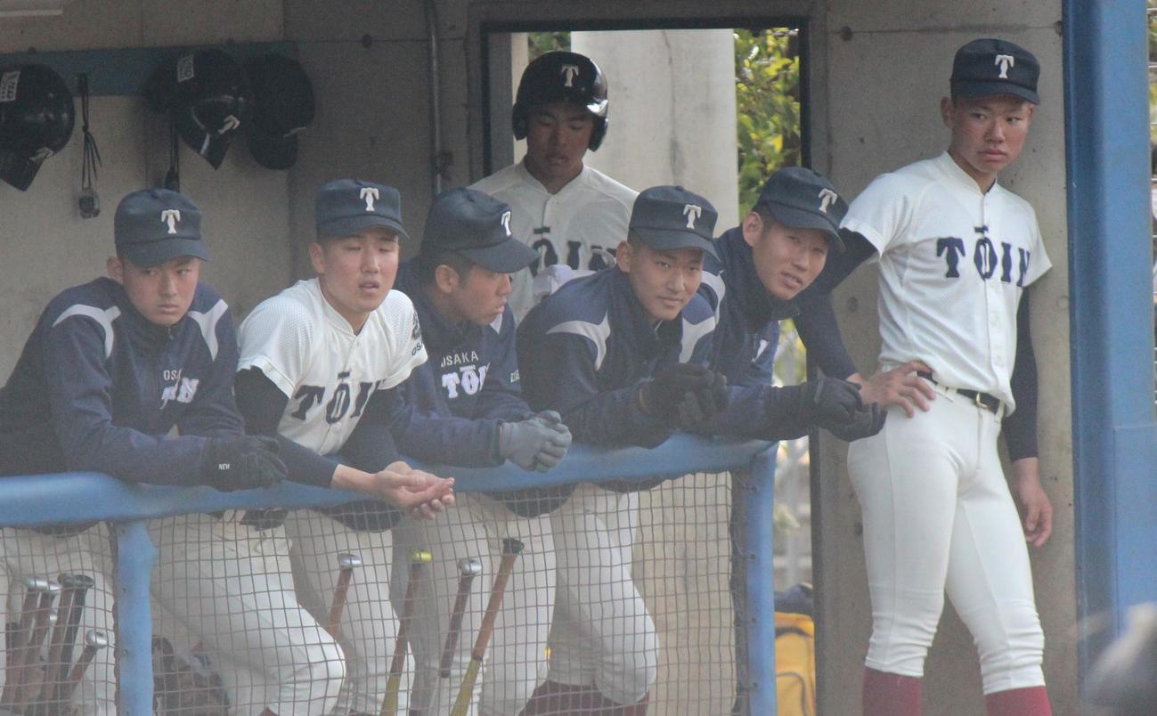 関西学院対大阪桐蔭　ベンチで見守る大阪桐蔭・前田悠伍主将（右から3人目）（撮影・柏原誠）