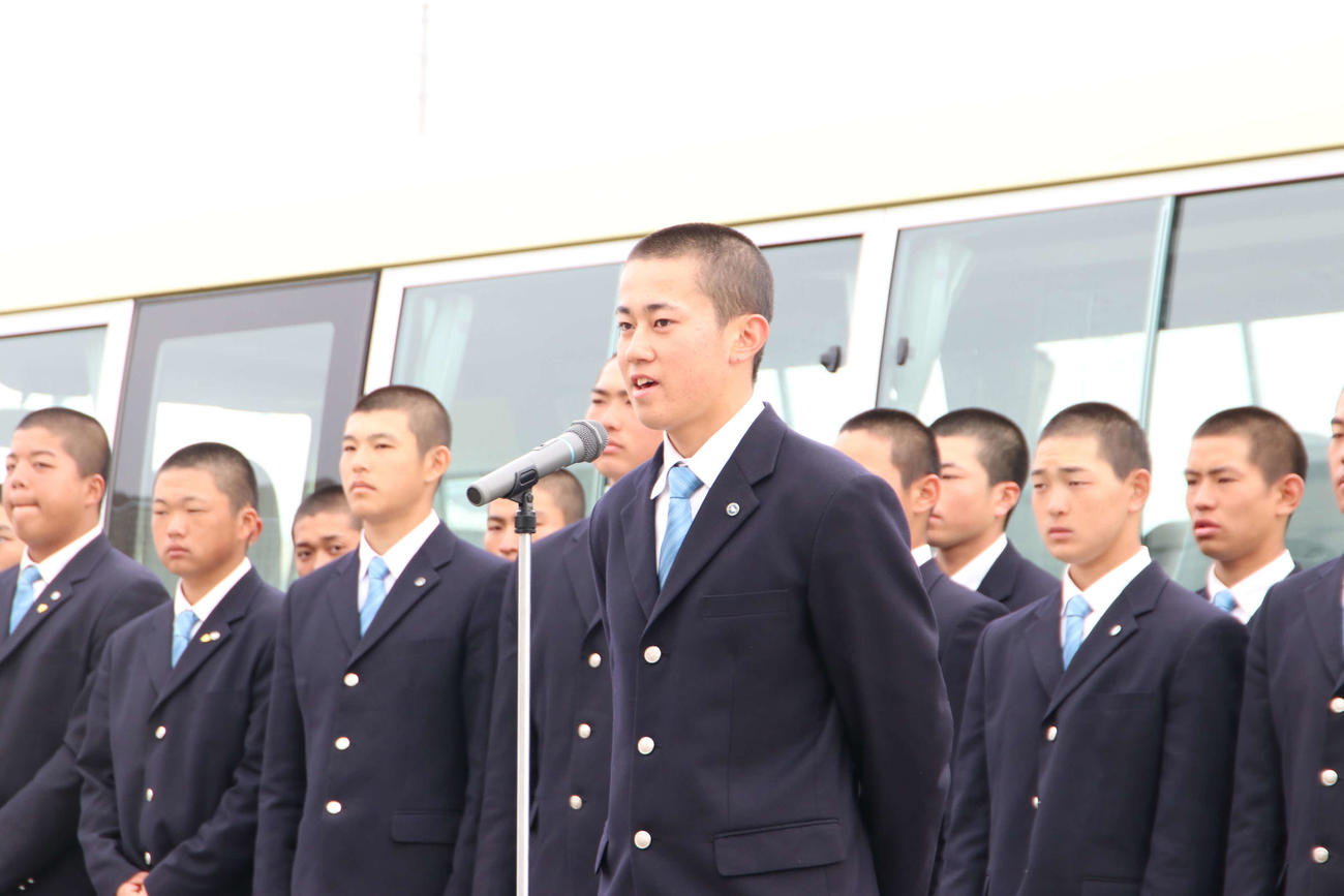 深川市役所で行われた出発式であいさつするクラーク・新岡主将（撮影・山崎純一）