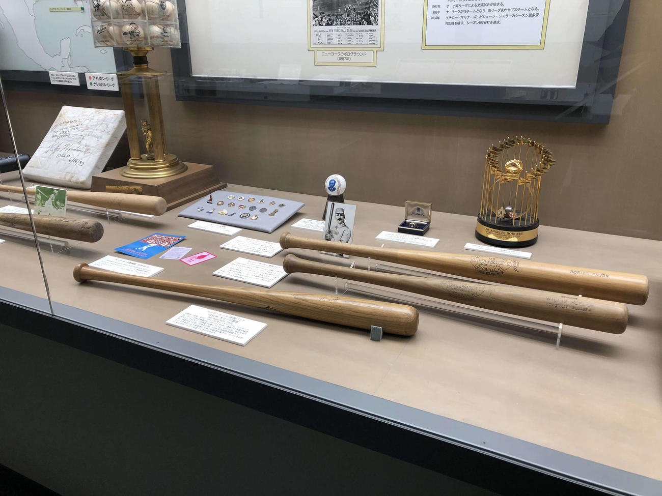 野球殿堂博物館に展示されている1930年代のベーブ・ルースのバット（手前）、19世紀後半のキャップ・アンソンのバット（右奥）、19世紀から1900年代初頭のウィリー・キーラーのバット（右手前）（野球殿堂博物館提供）