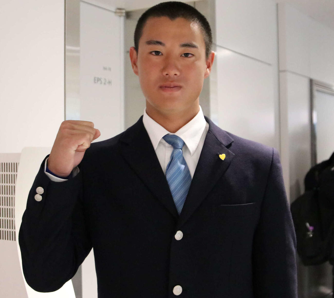 引き締まった表情でガッツポーズをみせるクラーク・麻原（撮影・山崎純一）