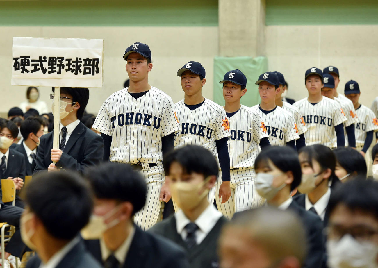 東北・ハッブスを先頭に壮行会・報告会で行進するナイン（撮影・相沢孔志）