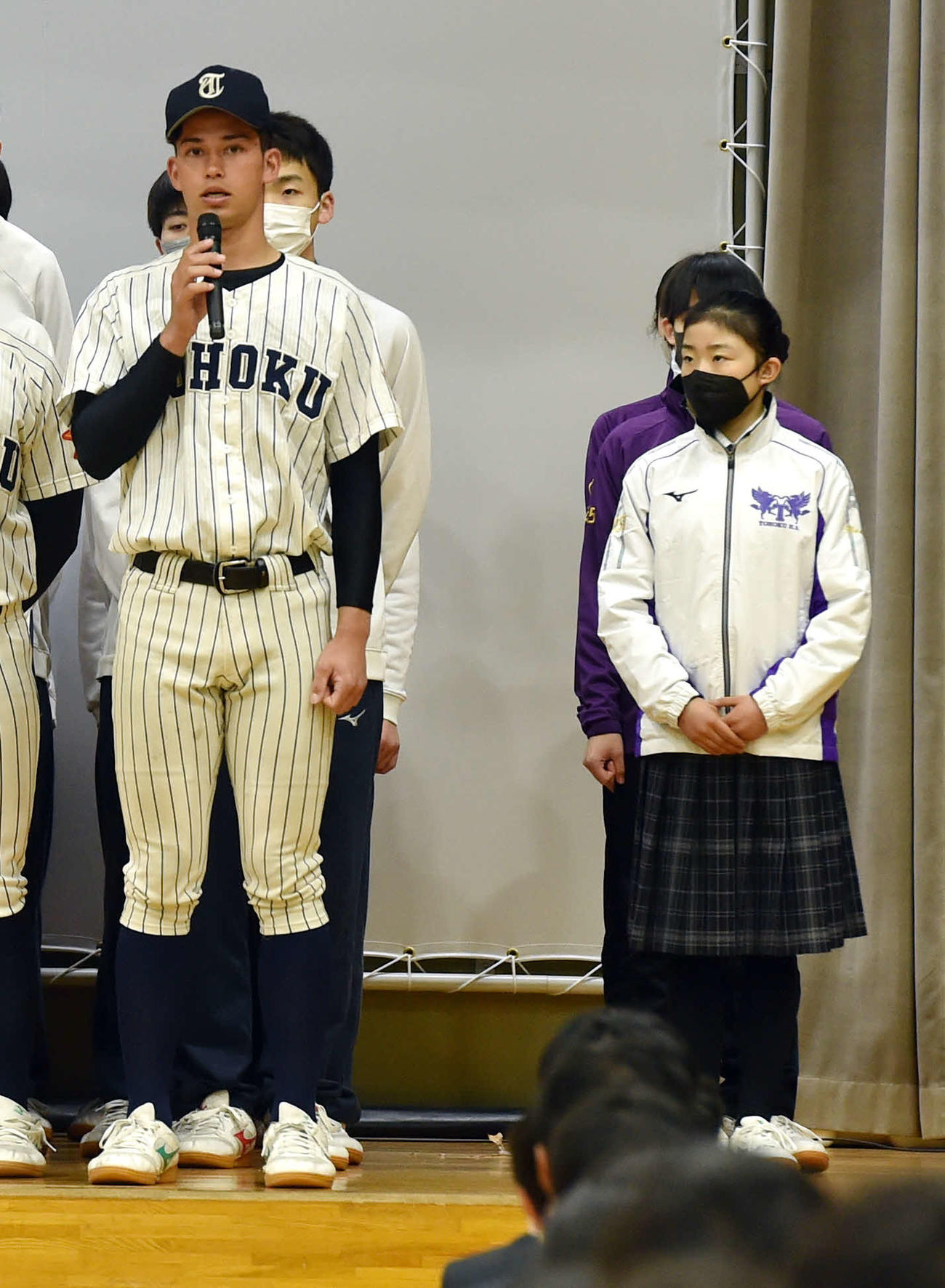甲子園での抱負を語る東北・ハッブス（左）（撮影・相沢孔志）