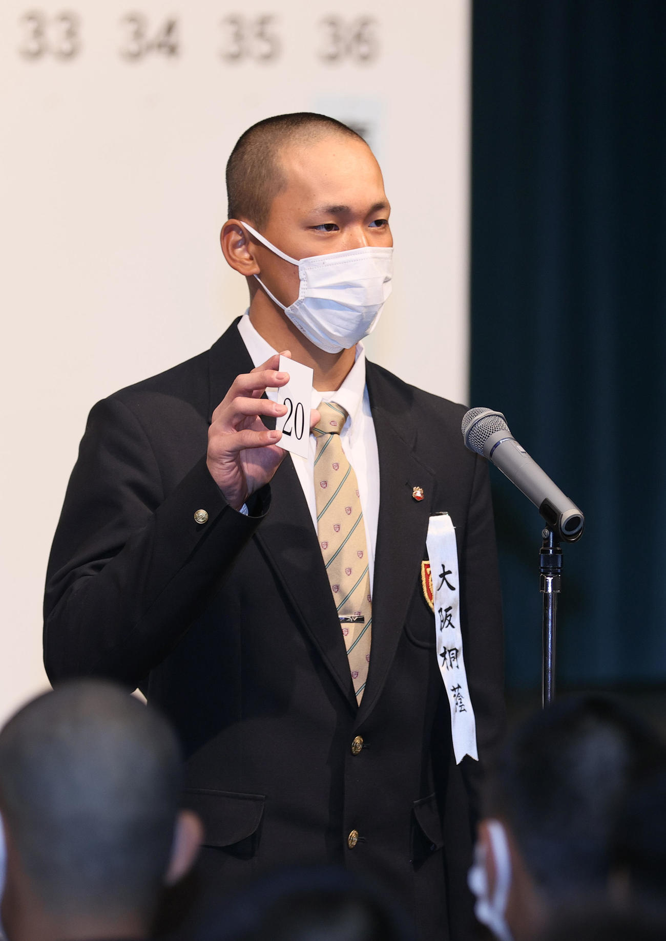 センバツ組み合わせ抽選で「20」を引く大阪桐蔭の前田主将（撮影・上山淳一）