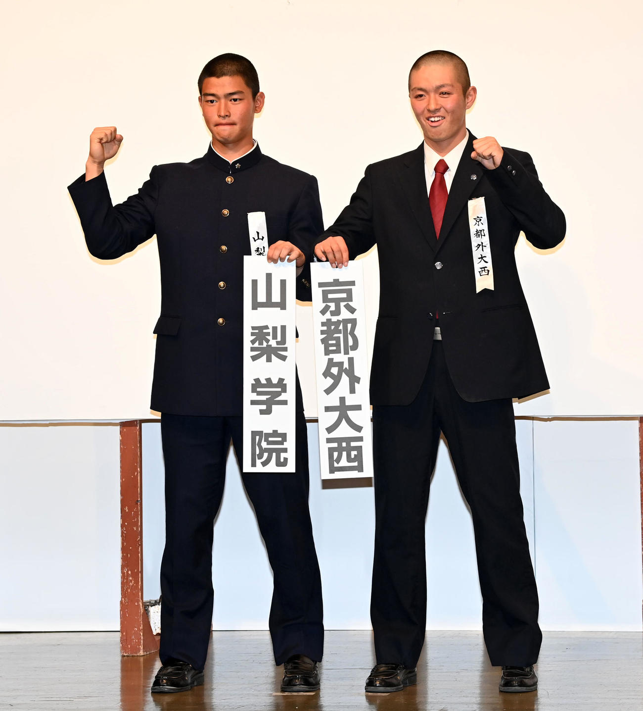 選抜での対戦が決まり健闘を誓う山梨学院・中原主将（左）と京都外大西・乾主将（撮影・前岡正明）