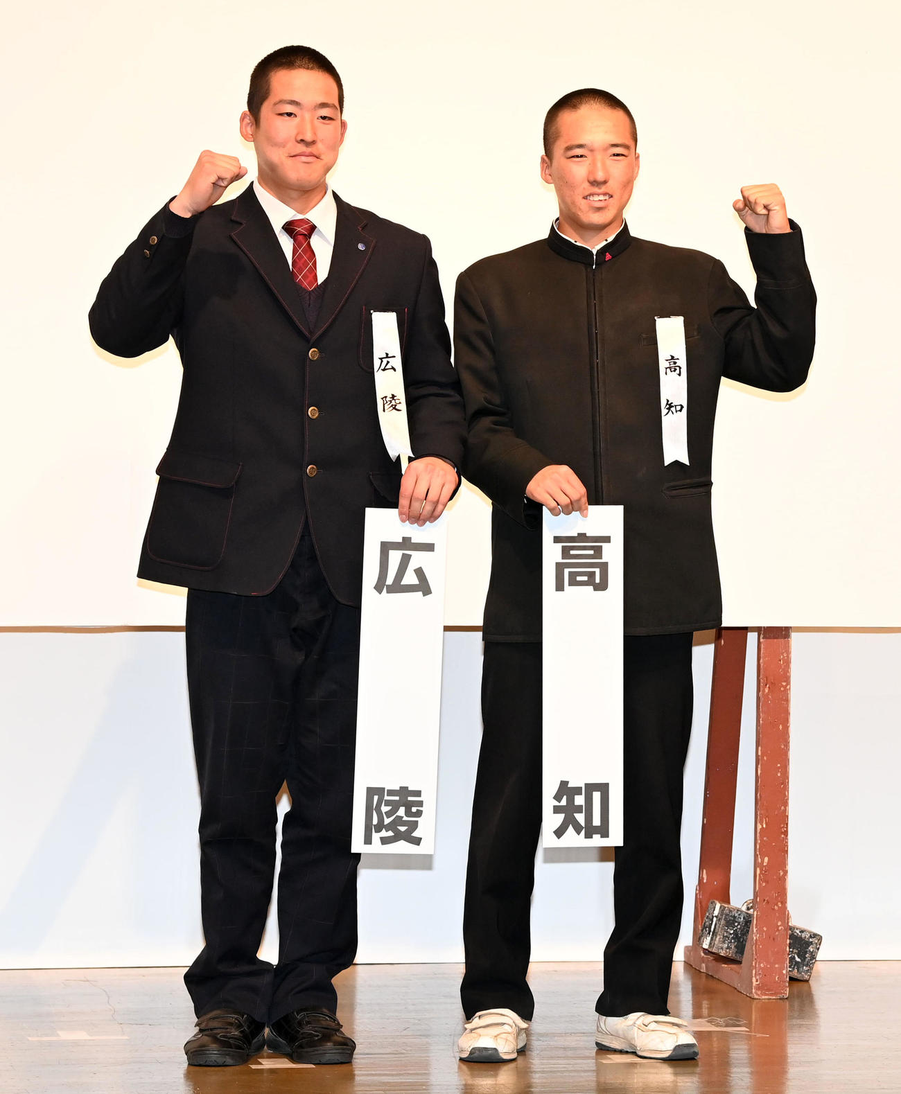 選抜での対戦が決まり健闘を誓う広陵・只石主将（左）と高知・川村主将（撮影・前岡正明）