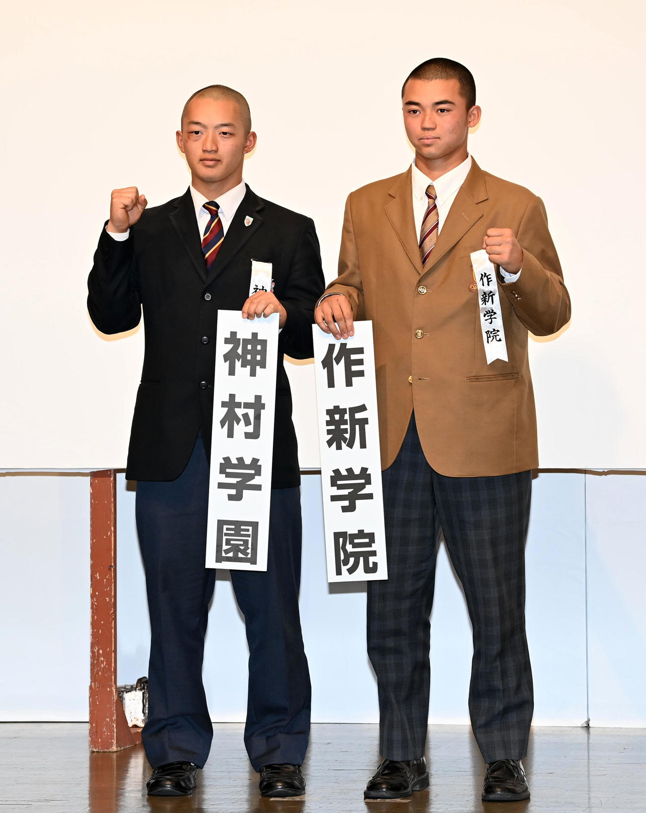 選抜での対戦が決まり健闘を誓う神村学園・川下主将（左）と作新学院・小森主将（撮影・前岡正明）