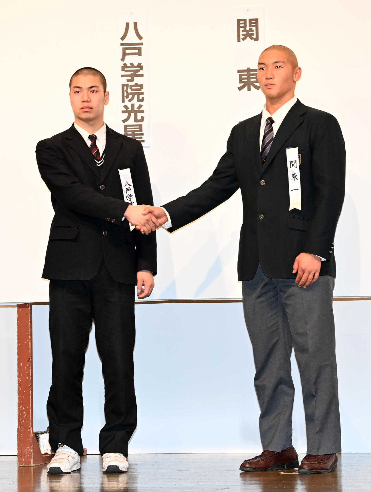 選抜での対戦が決まり健闘を誓う八戸学院光星・砂子田主将（左）と関東一・高橋主将（撮影・前岡正明）