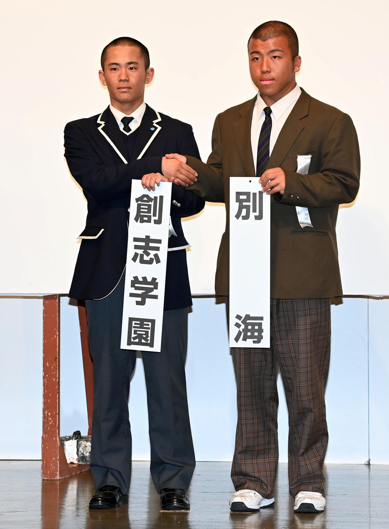 選抜での対戦が決まり健闘を誓う創志学園・豊島主将（左）と別海・中道主将（撮影・前岡正明）