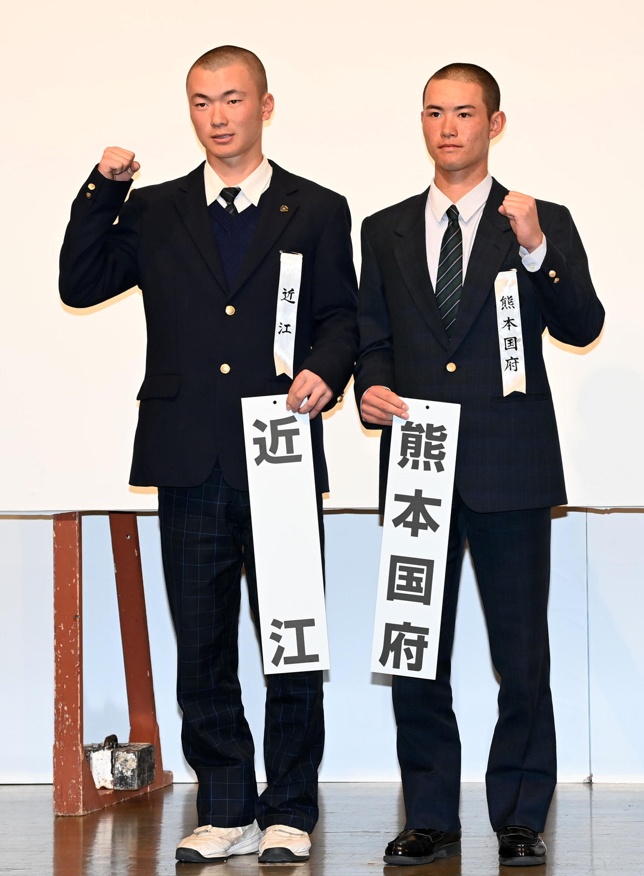 選抜での対戦が決まり健闘を誓う近江・大石主将（左）と熊本国府・野田主将（撮影・前岡正明）