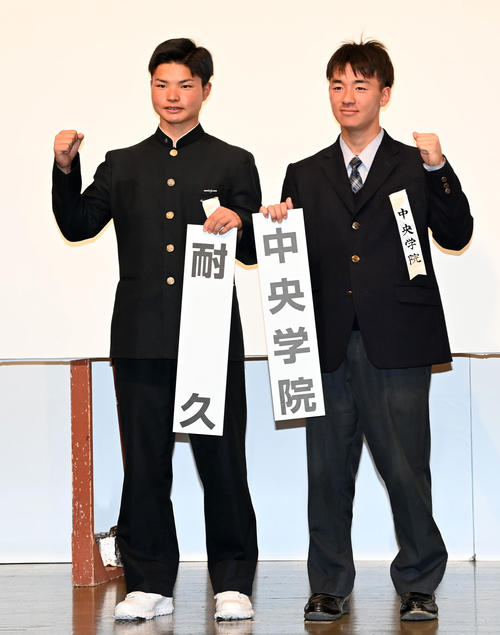 選抜での対戦が決まり健闘を誓う耐久・赤山主将（左）と中央学院・中村主将（撮影・前岡正明）