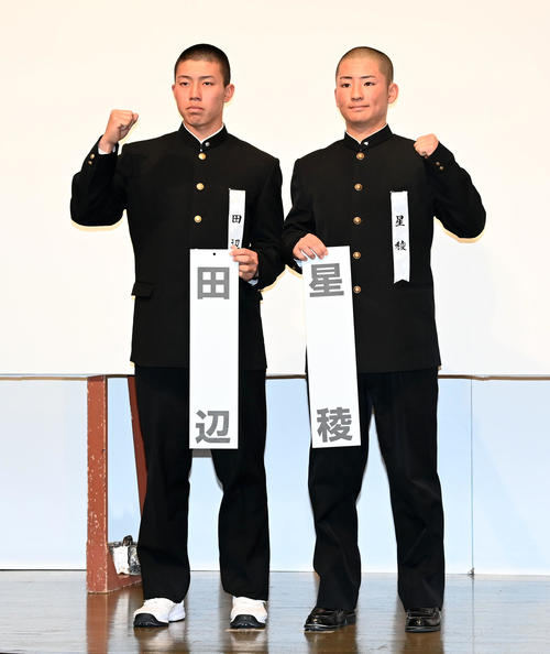 選抜での対戦が決まり健闘を誓う田辺・山本主将（左）と星稜・芦硲主将（撮影・前岡正明）