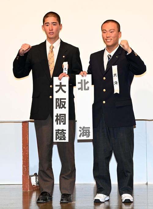 選抜での対戦が決まり健闘を誓う大阪桐蔭・宮本主将（左）と北海・金沢主将（撮影・前岡正明）