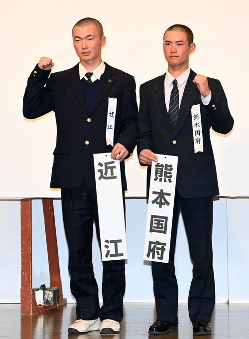 選抜での対戦が決まり健闘を誓う近江・大石主将（左）と熊本国府・野田主将（撮影・前岡正明）