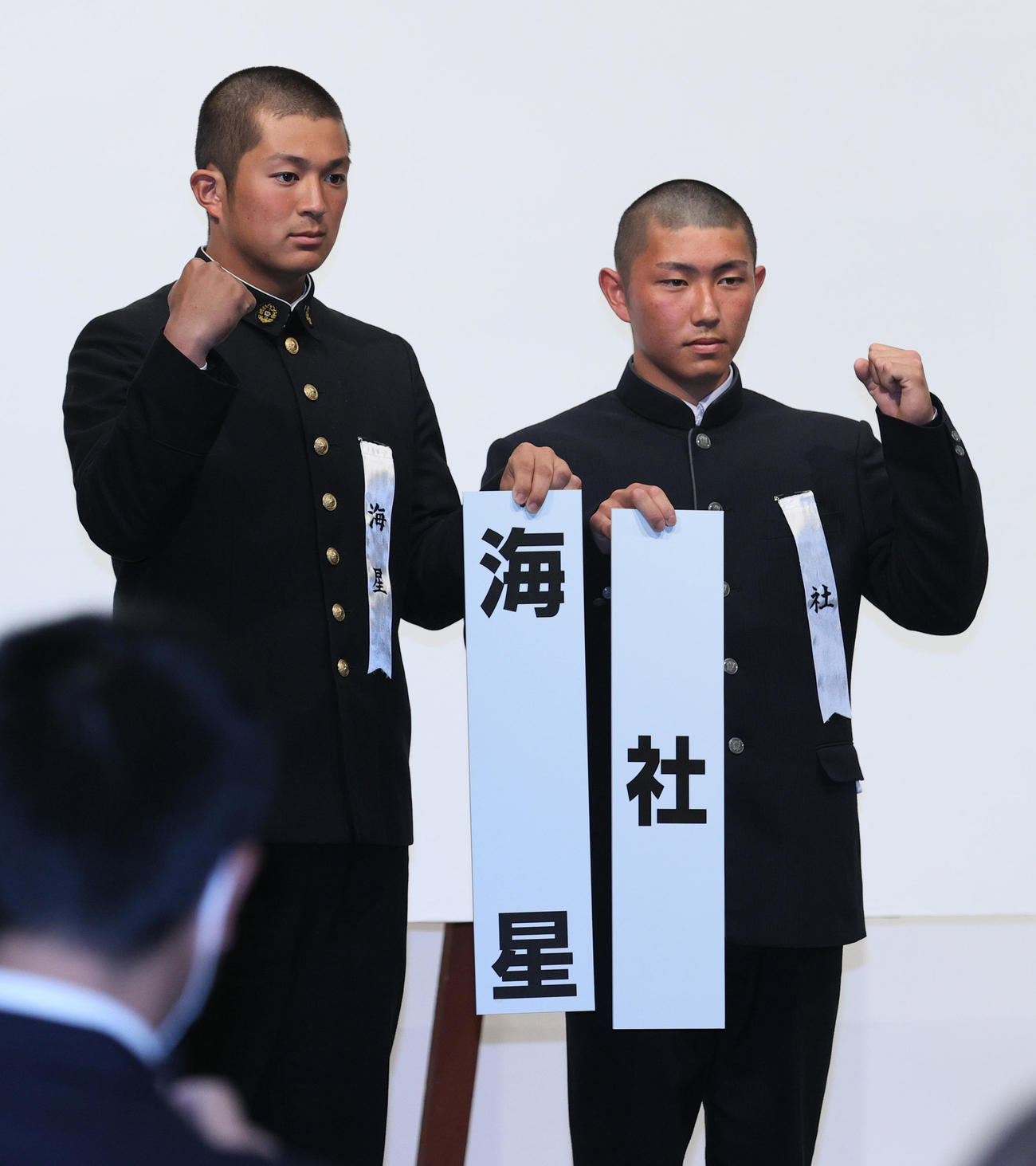 センバツ抽選会で対戦が決まり記念撮影を行う海星の田川主将（左）と社の隈主将（撮影・上山淳一）