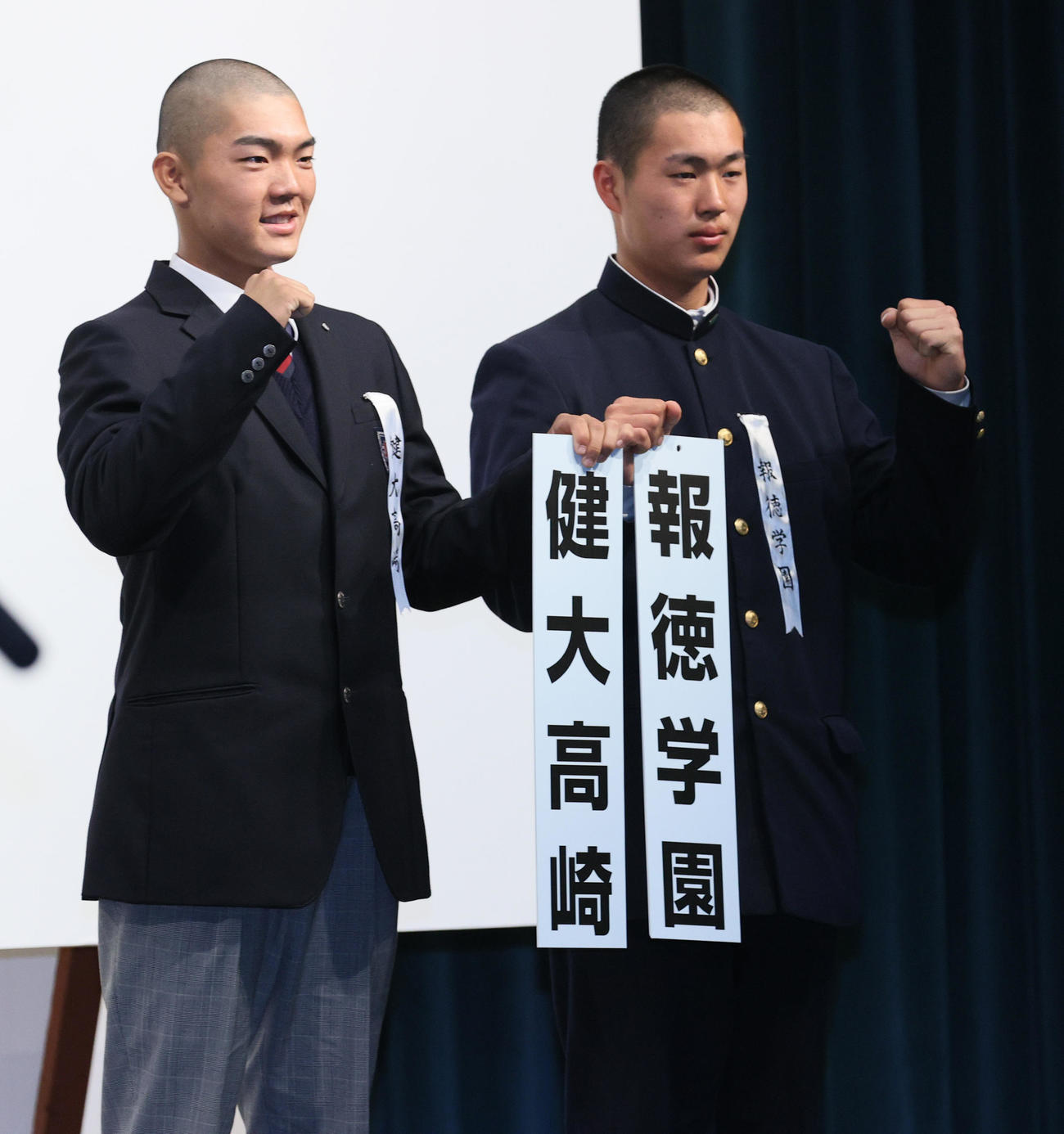 センバツ抽選会で対戦が決まり記念撮影を行う高崎健康福祉大高崎の森田主将（左）と報徳学園の堀主将（撮影・上山淳一）