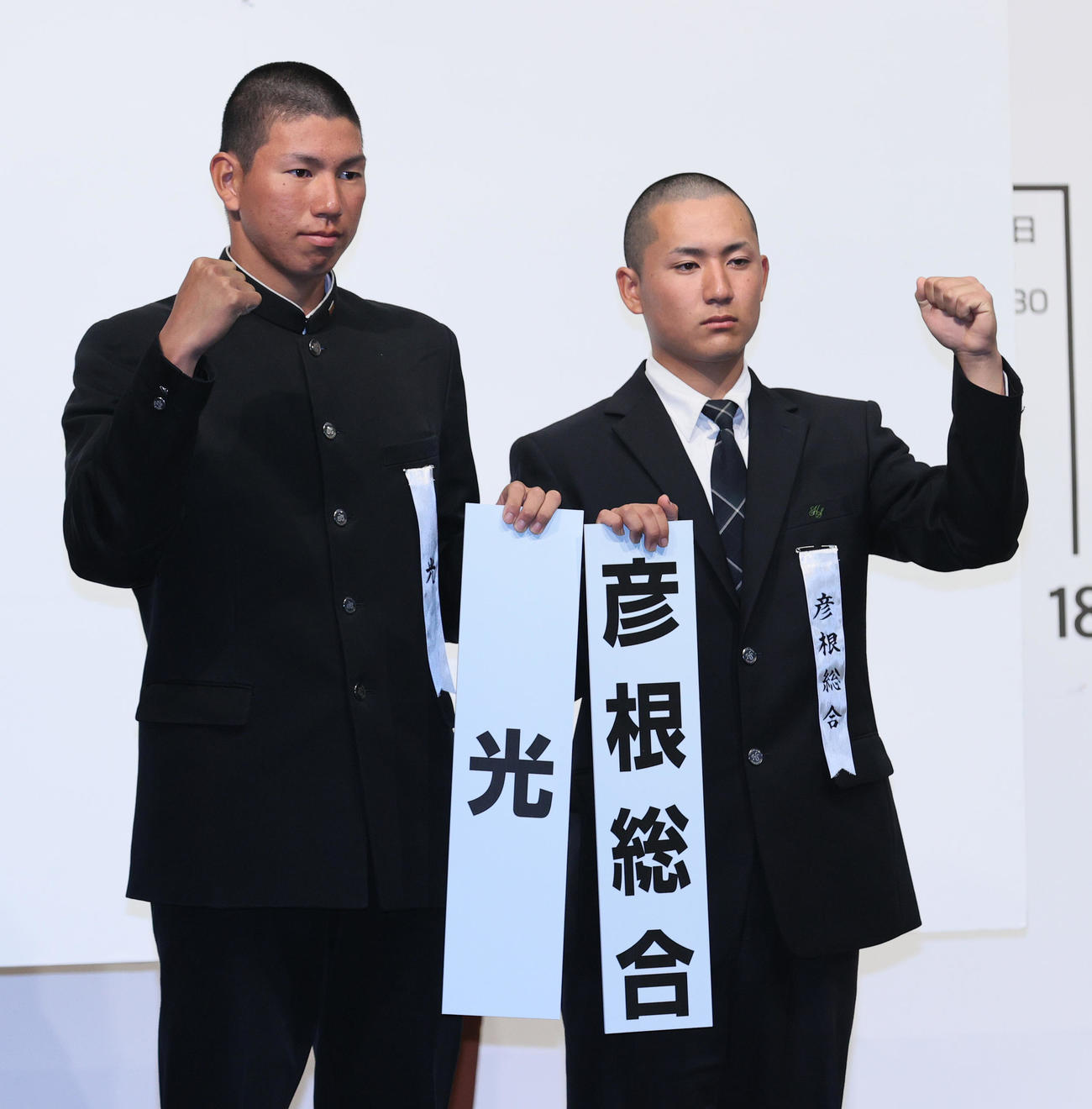 センバツ抽選会で対戦が決まり記念撮影を行う光の升田主将（左）と彦根総合の上田主将（撮影・上山淳一）