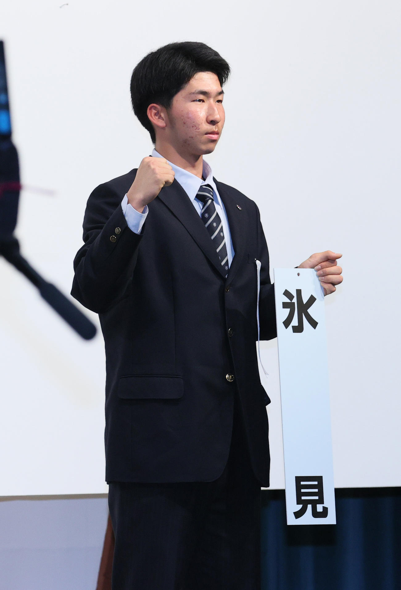 センバツ抽選会を終え、記念撮影を行う氷見の大沢祥吾主将（撮影・上山淳一）