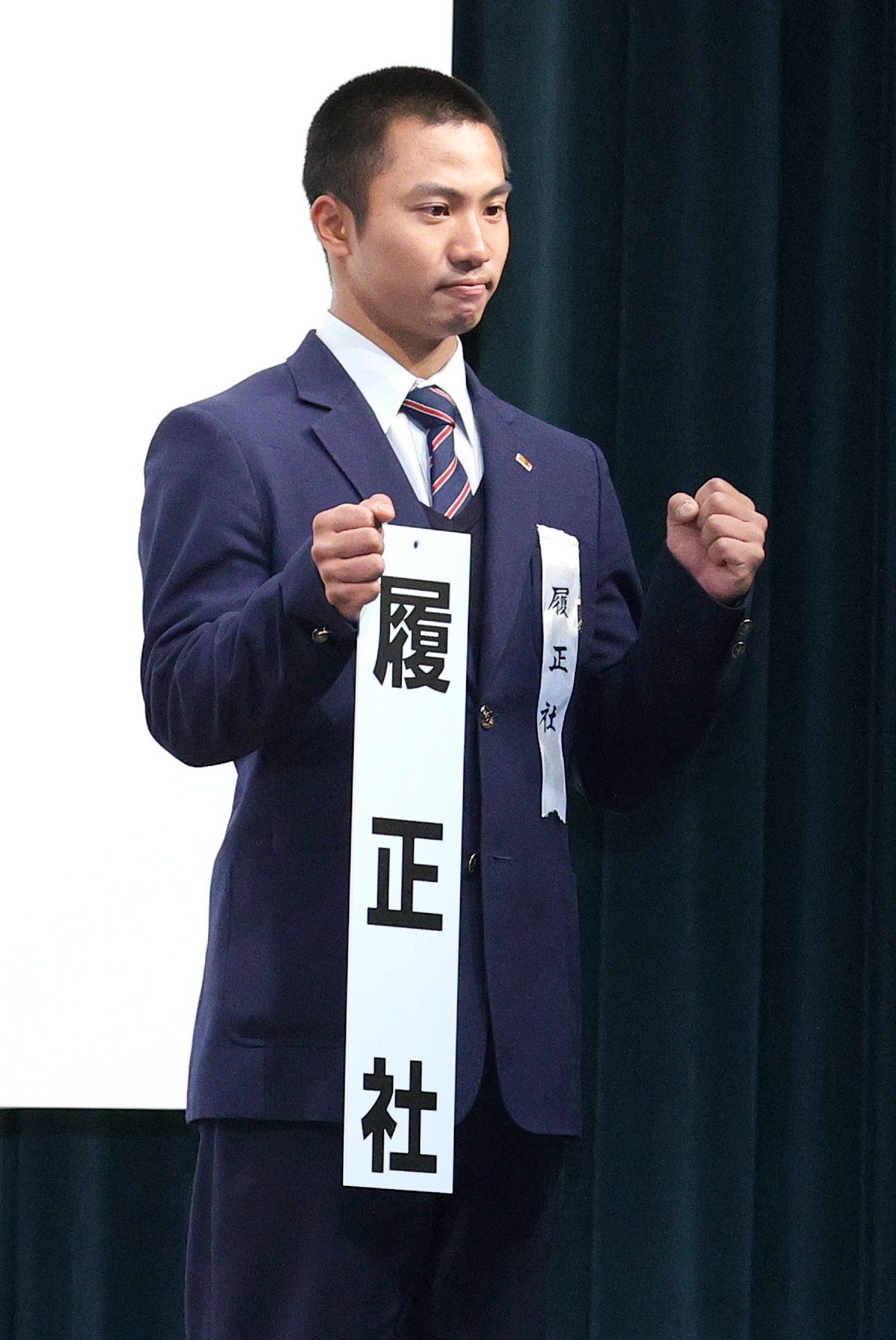 センバツ抽選会を終え、記念撮影を行う履正社の森沢主将（撮影・上山淳一）