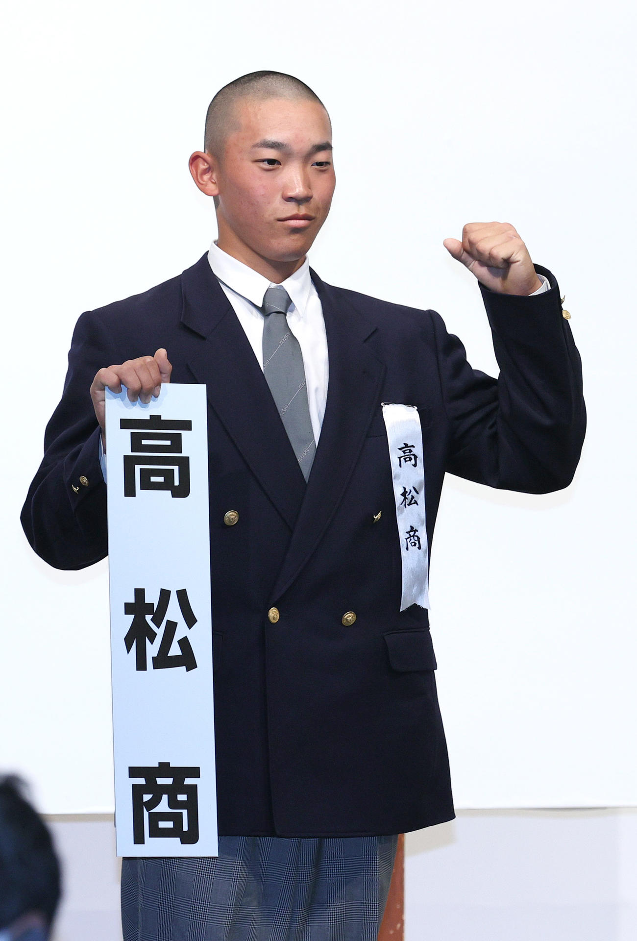 センバツ抽選会で選手宣誓を引き当てた高松商の横井主将（撮影・上山淳一）