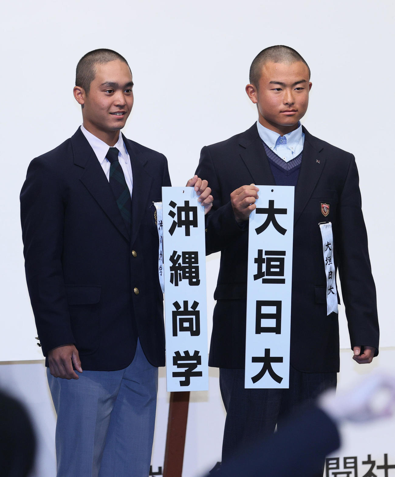 センバツ抽選会で対戦が決まり記念撮影を行う沖縄尚学の佐野主将（左）と大垣日大の日比野主将（撮影・上山淳一）