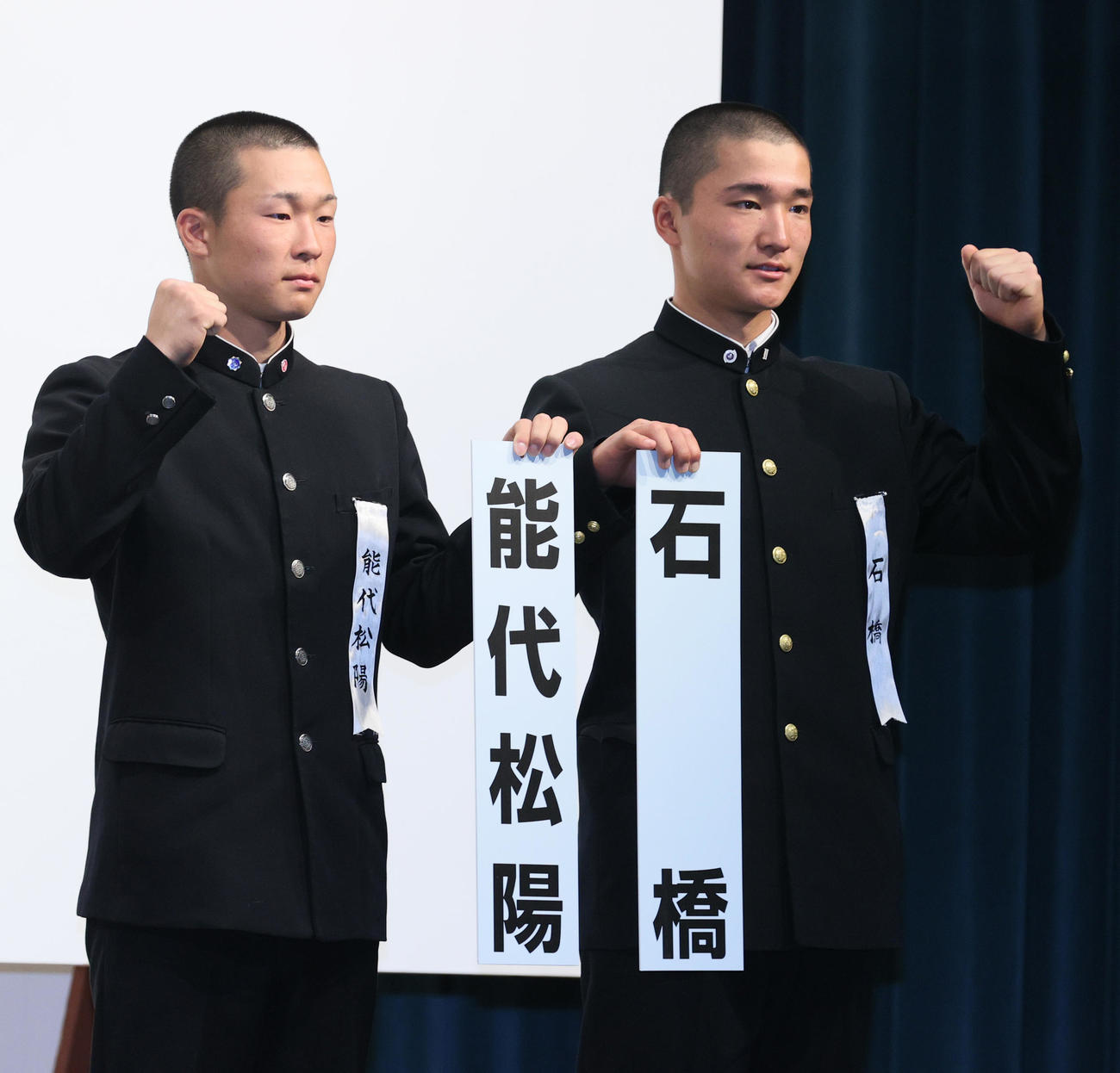 センバツ抽選会で対戦が決まり記念撮影を行う能代松陽の大高主将（左）と石橋の横松主将（撮影・上山淳一）