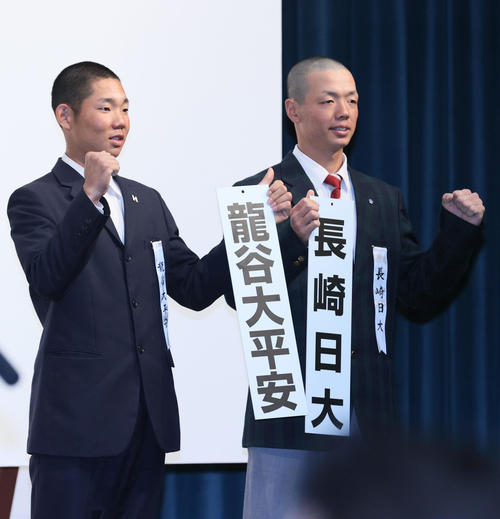 センバツ抽選会で対戦が決まり記念撮影を行う龍谷大平安の山口主将（左）と長崎日大の平尾主将（撮影・上山淳一）