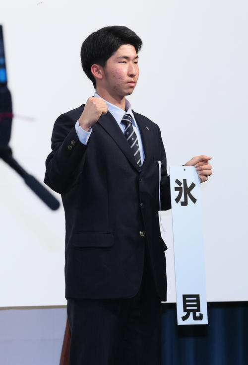 センバツ抽選会を終え、記念撮影を行う氷見の大沢祥吾主将（撮影・上山淳一）