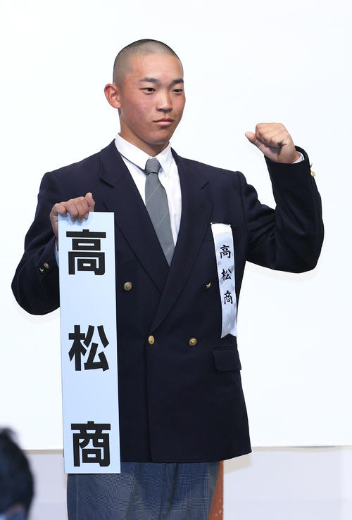 センバツ抽選会で選手宣誓を引き当てた高松商の横井主将（撮影・上山淳一）
