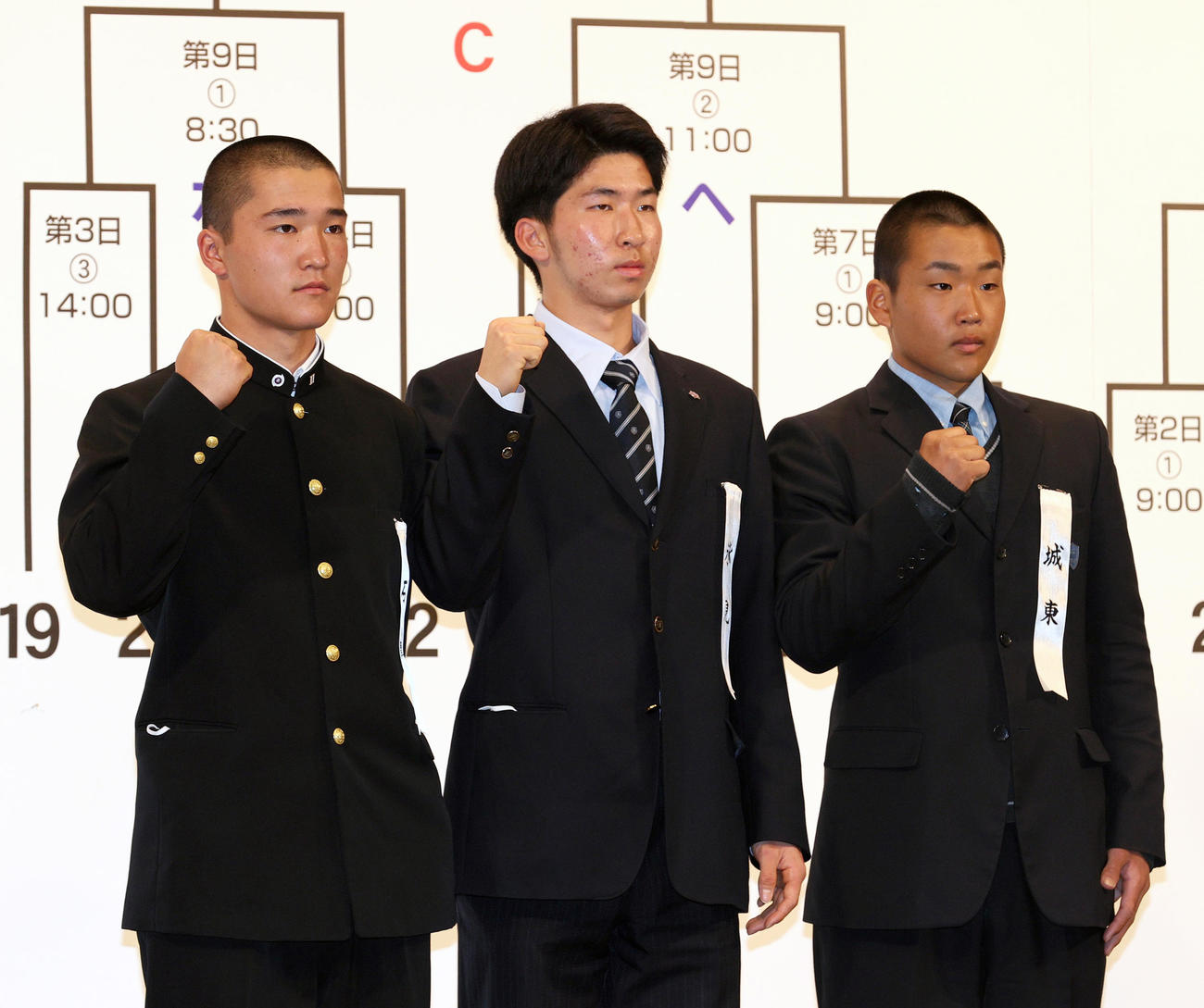 センバツ抽選を前に記念撮影に収まる21世紀枠で出場の（左から）石橋の横松主将、氷見の大沢主将、城東の森本主将（撮影・上山淳一）