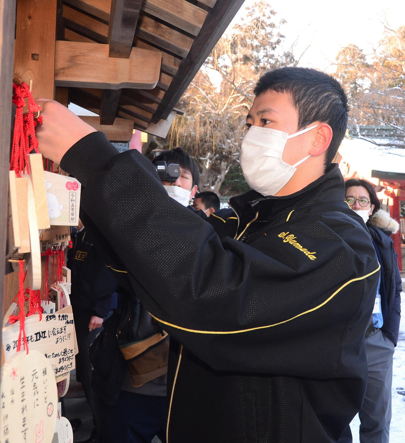 1月26日、「春夏連覇」としたためた絵馬を飾る仙台育英・山田主将
