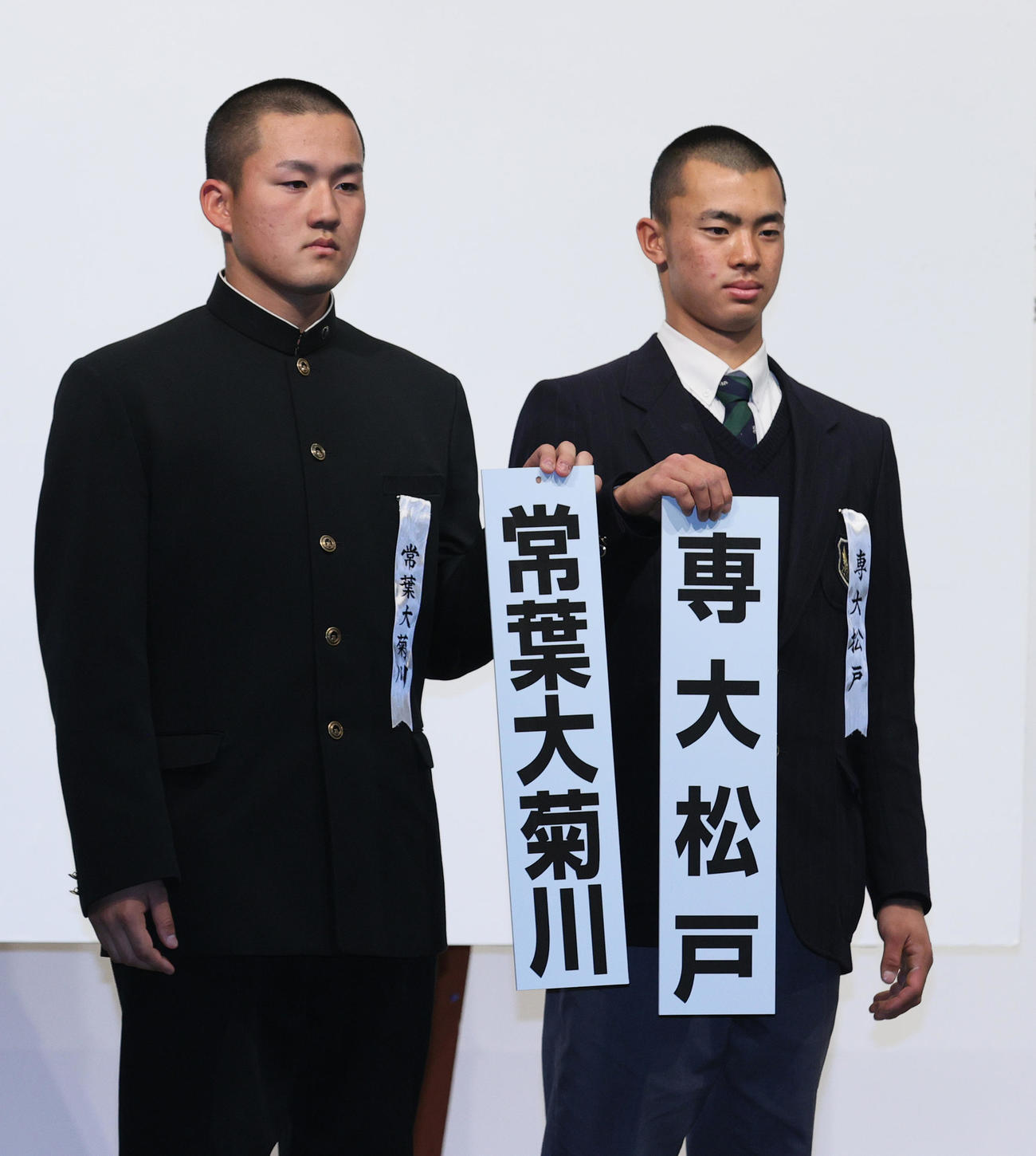 センバツ抽選会で対戦が決まり記念撮影を行う常葉大菊川の平出主将（左）と専大松戸の大森主将（撮影・上山淳一）