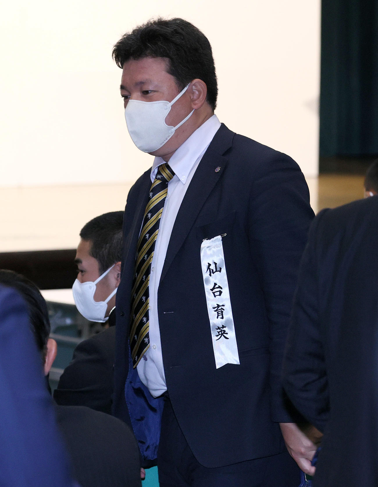 センバツ抽選の結果が決まり会場を移動する仙台育英の須江監督（撮影・上山淳一）