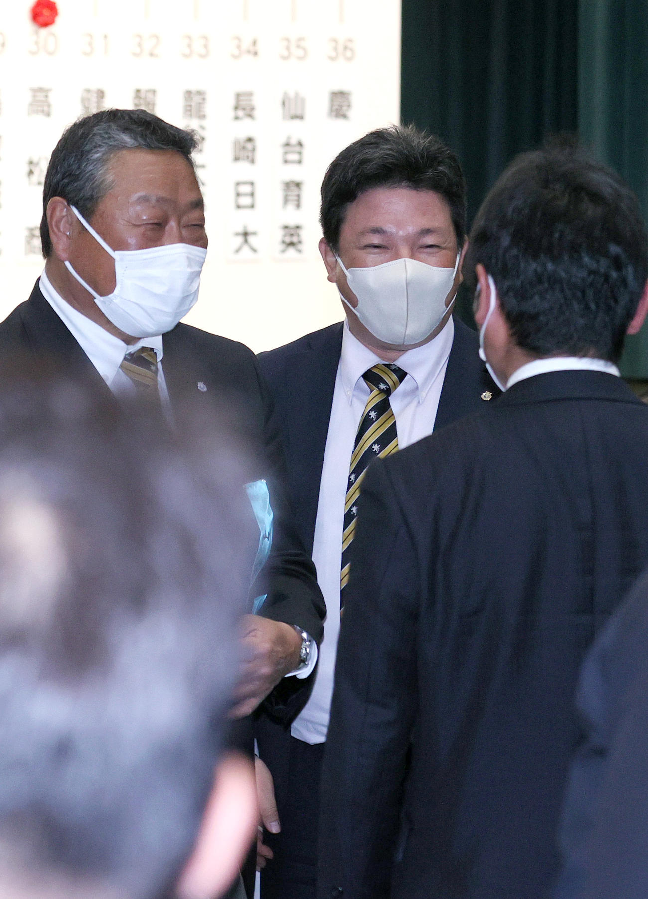 センバツ抽選の結果が決まり会場で笑顔で話す仙台育英の須江監督（中央）（撮影・上山淳一）