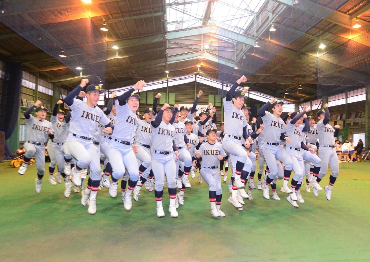 1月27日、今春センバツ出場を決め、笑顔を見せる仙台育英ナイン（撮影・佐藤究）