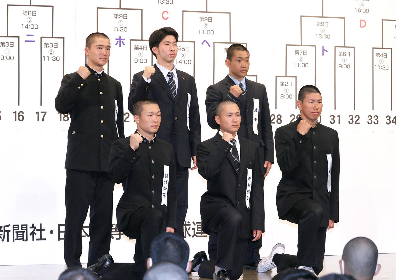 センバツ抽選を前に記念撮影に収まる初出場の（前列左から）能代松陽の大高主将、彦根総合の上田主将、光の升田主将（後列左から）石橋の横松主将、氷見の大沢主将、城東の森本主将（撮影・上山淳一）