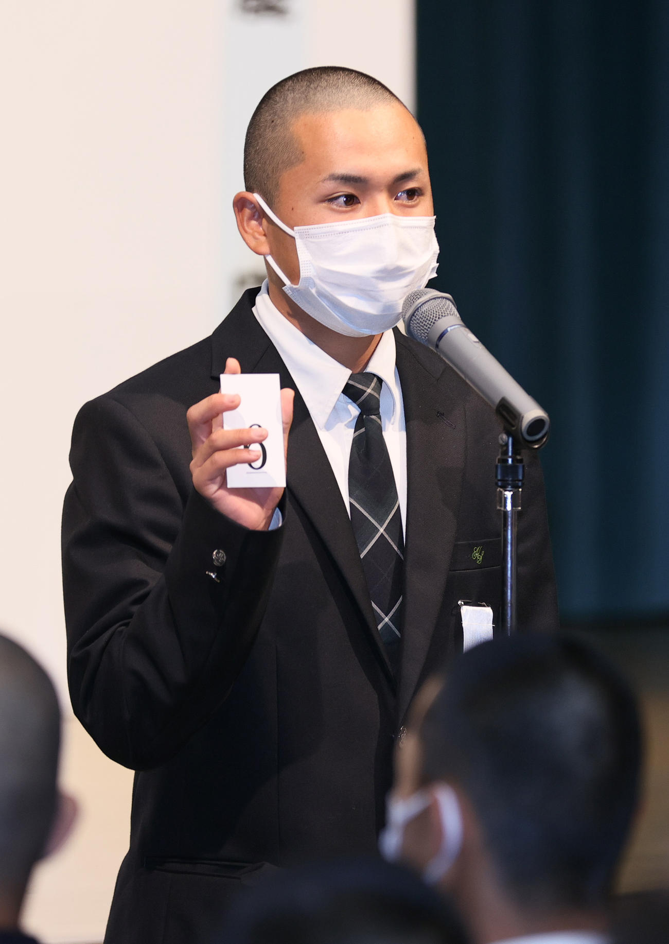 センバツ抽選会で引いた番号を発表する彦根総合の上田主将（撮影・上山淳一）