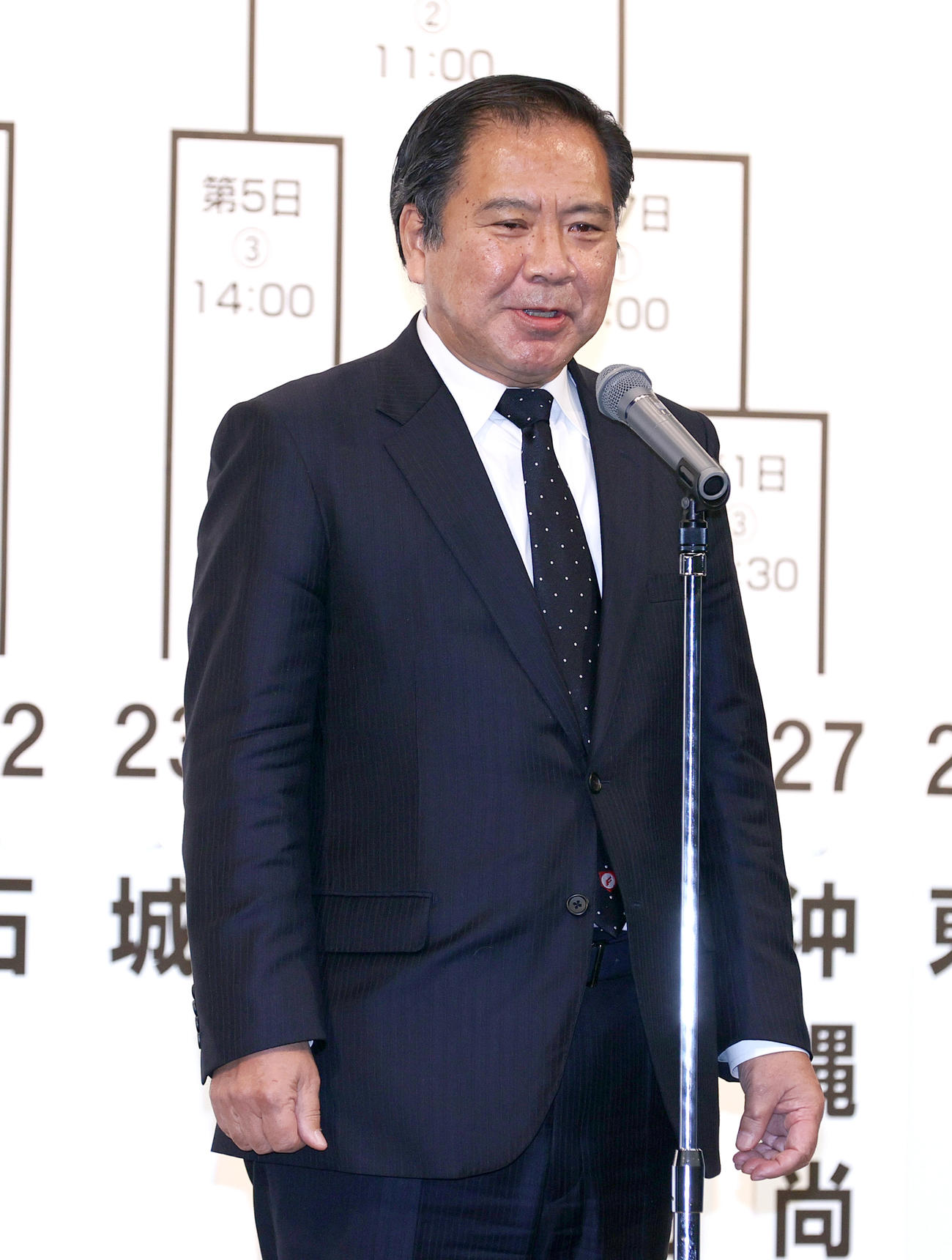 組み合わせ抽選会であいさつする日本高野連の宝会長（撮影・上山淳一）