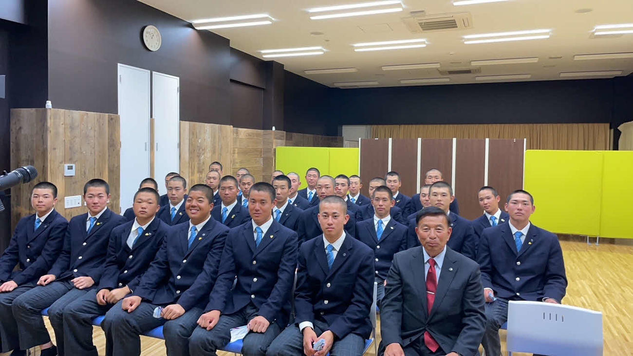 大阪梅田校で開かれた壮行会に出席したクラーク・佐々木監督（右手前）と選手たち（学校提供）