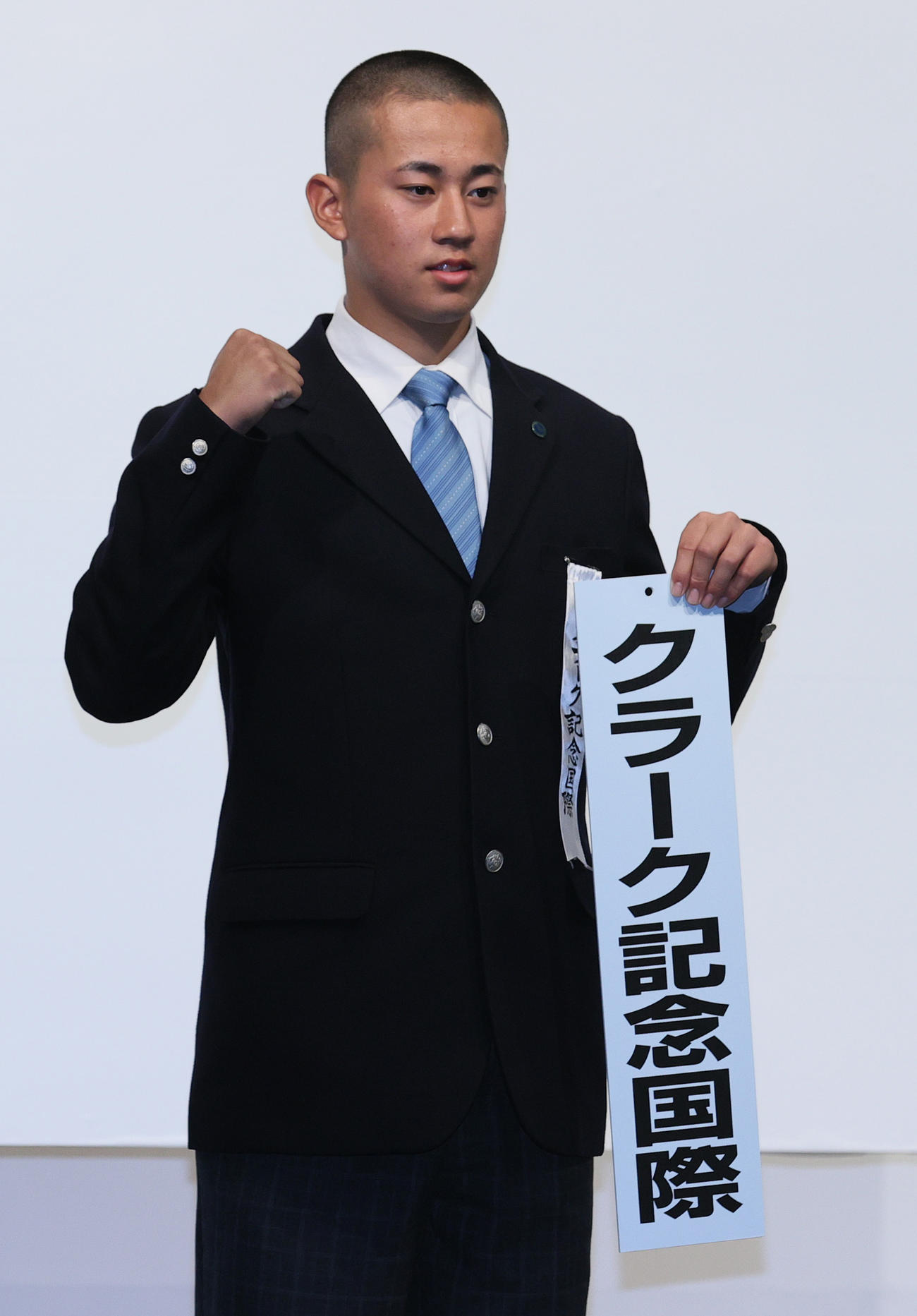 センバツ抽選会を終え、記念撮影を行うクラークの新岡主将（撮影・上山淳一）