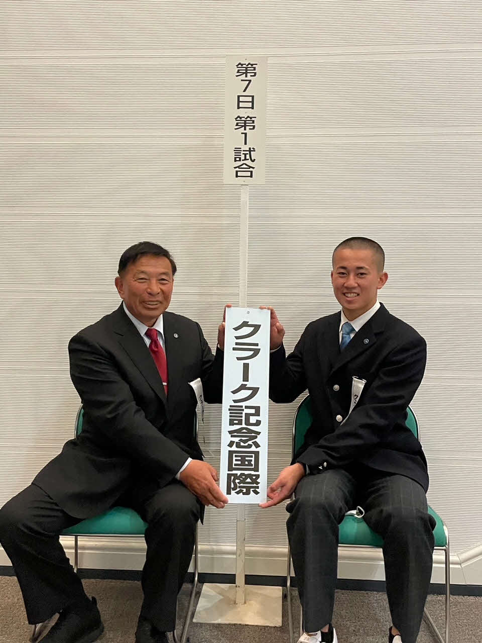 試合日程が決まり、笑顔をみせるクラーク・佐々木監督（左）と新岡主将（学校提供）