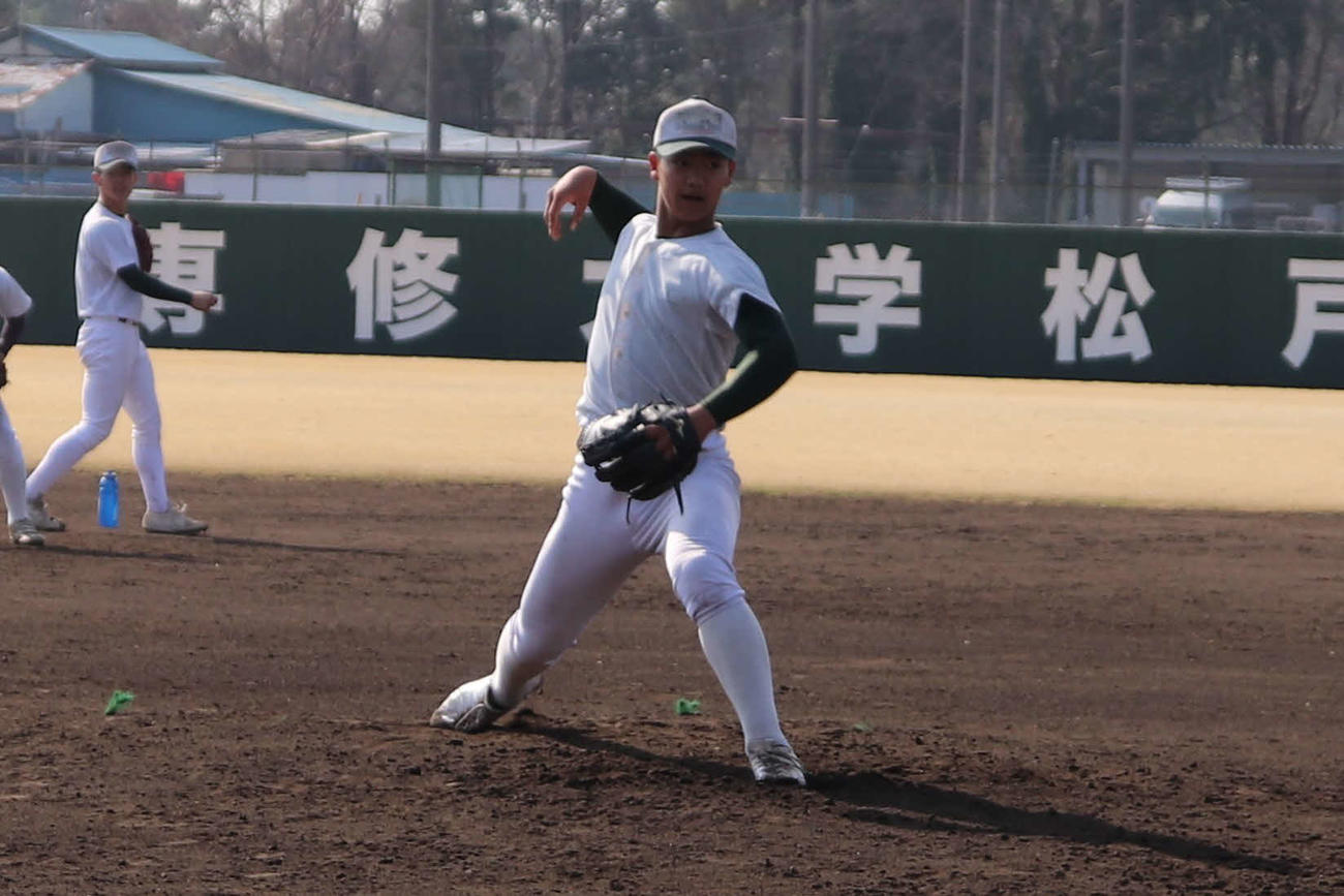 対戦相手が常葉大菊川に決まり、気持ちも新たに内野ノックの練習に参加する専大松戸・平野（撮影・保坂淑子）