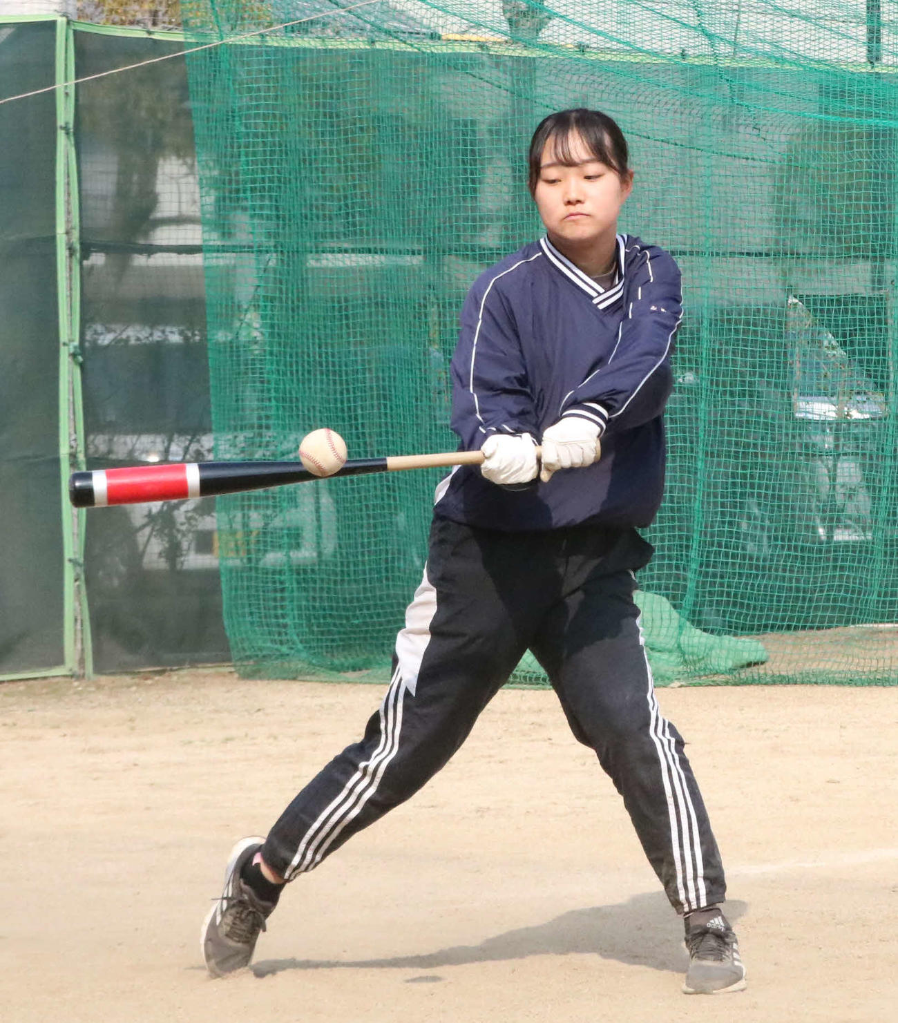 城東の永野悠菜マネジャーは部員に内野ノックをする（撮影・林亮佑）