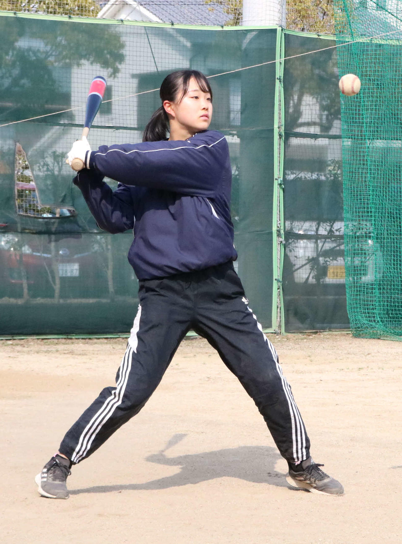 城東の永野悠菜マネジャーは部員に内野ノックをする（撮影・林亮佑）