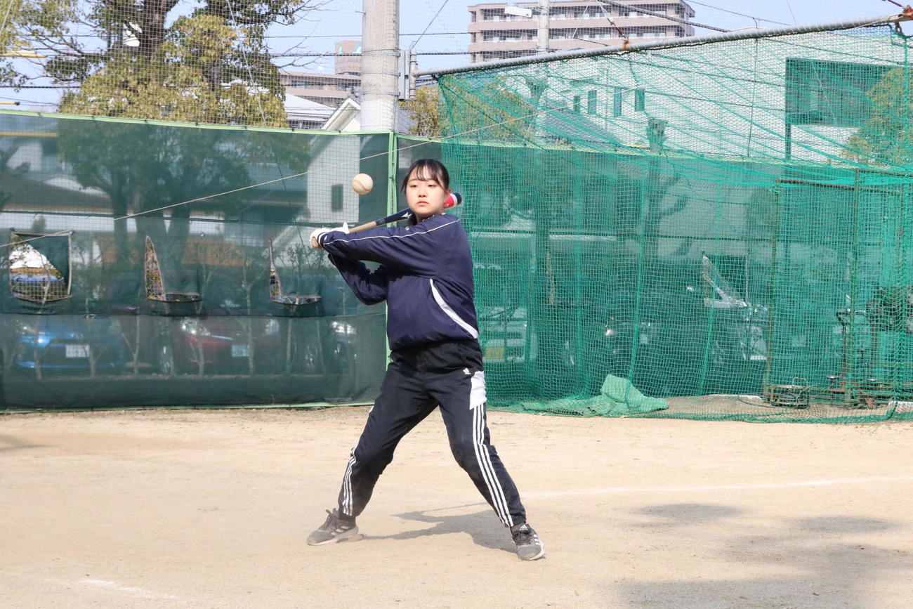 城東の永野悠菜マネジャー（3年）は部員に内野ノックをする（撮影・林亮佑）＝2023年3月10日、城東高校グラウンド