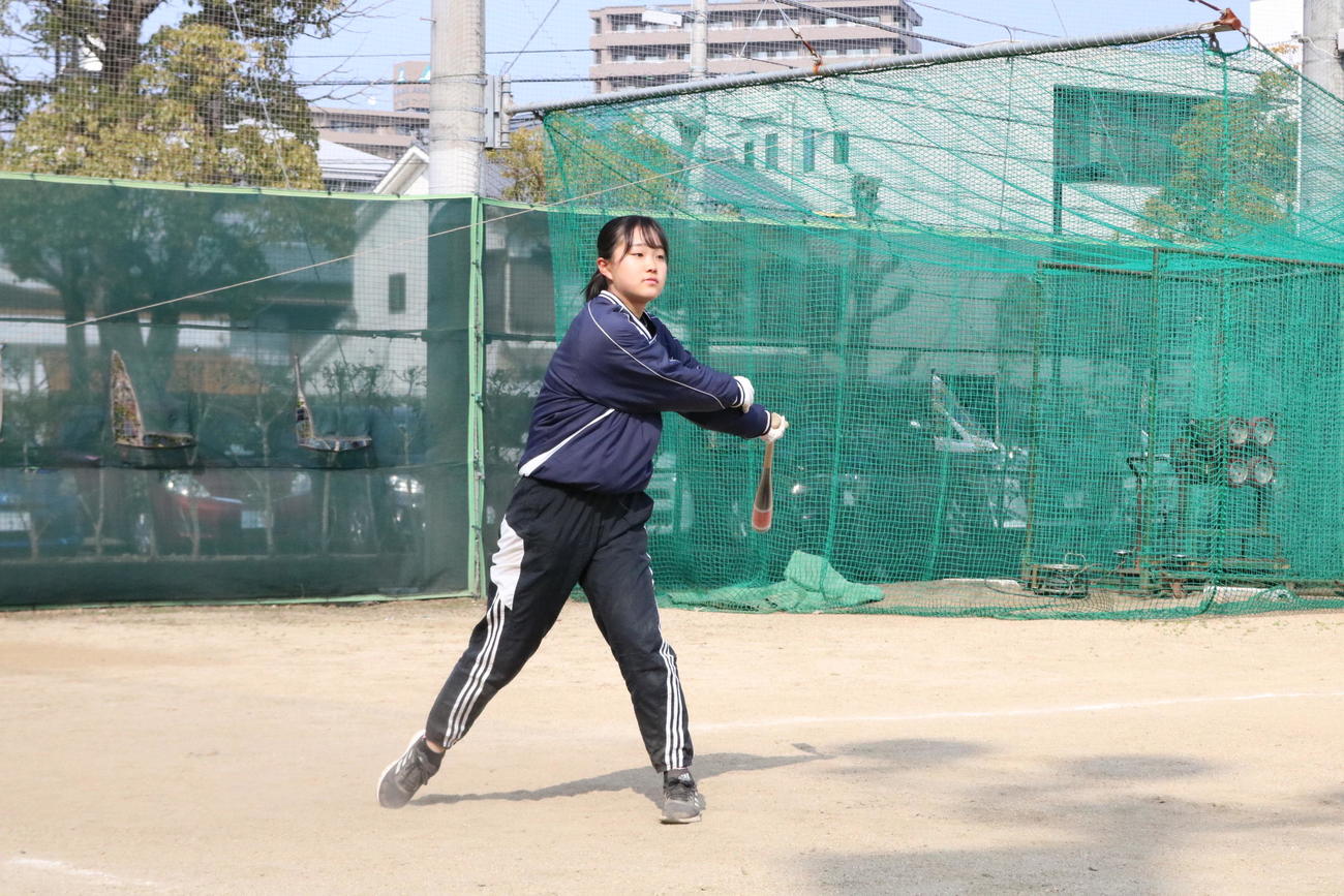城東の永野悠菜マネジャー（3年）は部員に内野ノックをする（撮影・林亮佑）＝2023年3月10日、城東高校グラウンド
