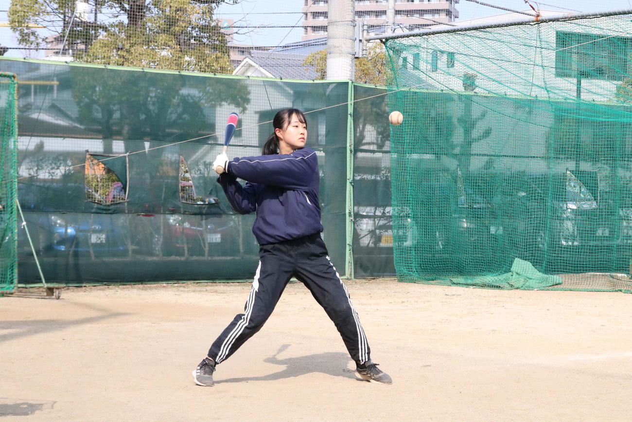 城東の永野悠菜マネジャー（3年）は部員に内野ノックをする（撮影・林亮佑）＝2023年3月10日、城東高校グラウンド