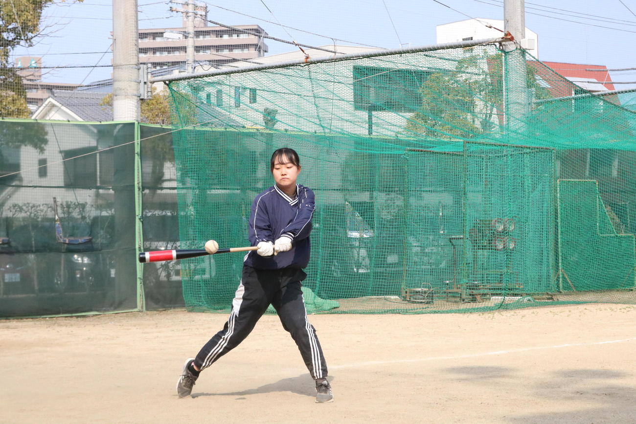 城東の永野悠菜マネジャー（3年）は部員に内野ノックをする（撮影・林亮佑）＝2023年3月10日、城東高校グラウンド